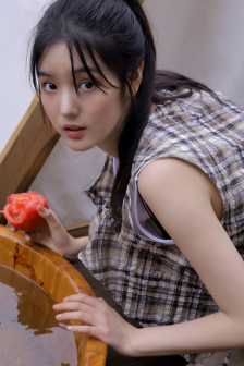 露出全胸的美女